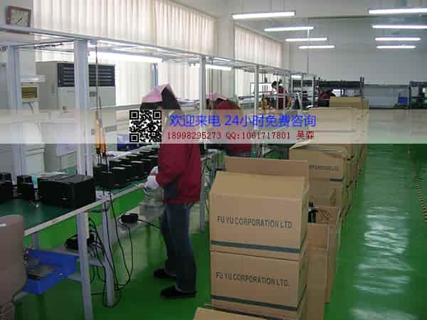 不干膠合格證打印機在工廠生產過程一角